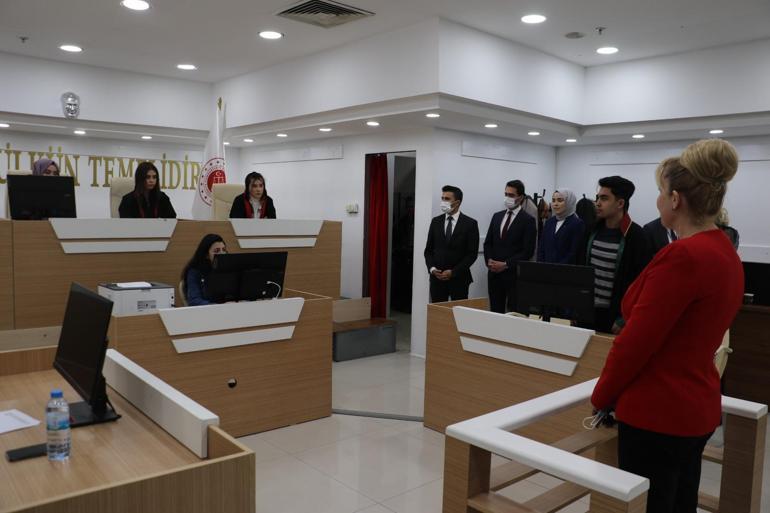 Kariyer fuarına kurulan mahkeme salonunda duruşma deneyimi