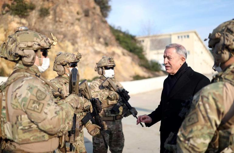 Bakan Akar: Hava sahasının kapatılması nedeniyle iki uçağımız Borispol Havaalanında bekliyor