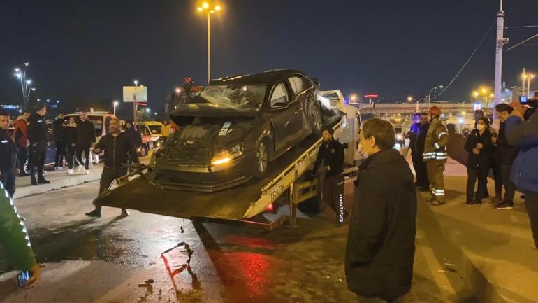 Zeytinburnunda 15 yaşındaki sürücü kaza yaptı, 3 kişi yaralandı