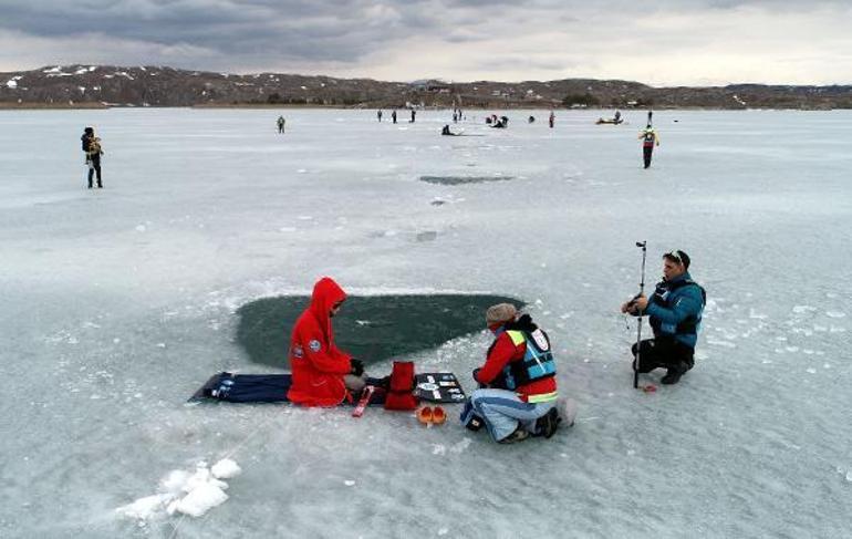 Milli sporcu Erkenin buz altında rekor denemesi başarısız sayıldı