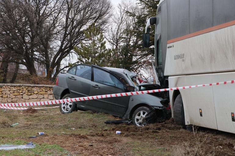 İşçi servis otobüsü ile otomobil çarpıştı: 3 ölü, 1 yaralı