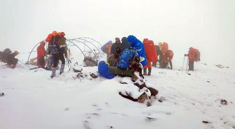 Ağrı Dağı tırmanışına hava engeli; 4 bin 300 metreden dönüyorlar