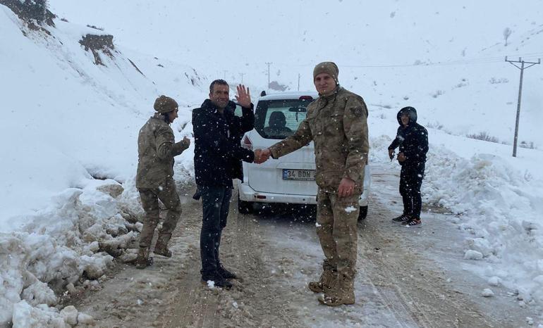 Bitliste karda mahsur kalan ailenin yardımına jandarma yetişti