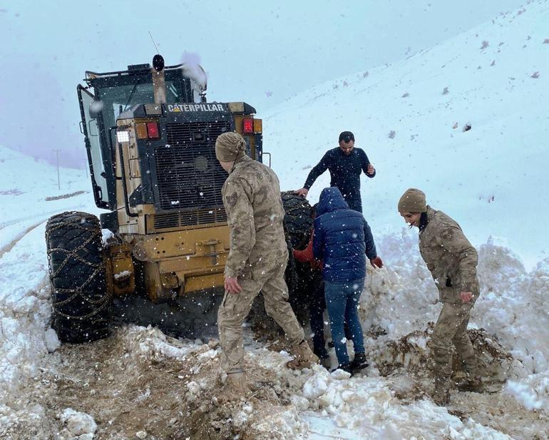 Bitliste karda mahsur kalan ailenin yardımına jandarma yetişti