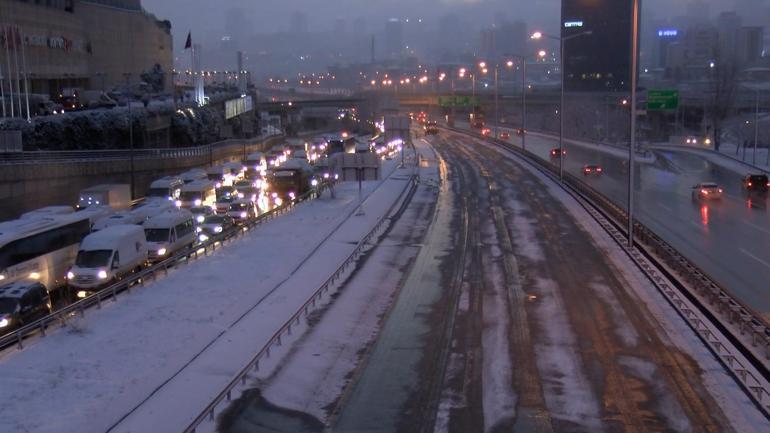 Kar yağışı Mahmutbeyde trafiğe neden oldu