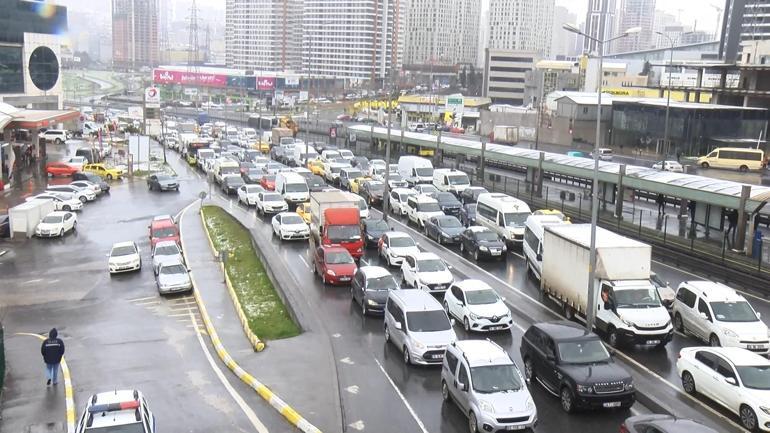 Esenyurtta metrobüs kazası; 4 yaralı