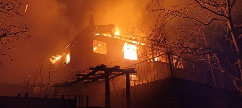Kastamonuda 2 katlı ahşap ev yandı, yaşlı çift pencereden atlayıp kurtuldu