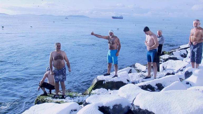 Sarayburnu Fatihleri soğuk havaya aldırmadan denize girdi