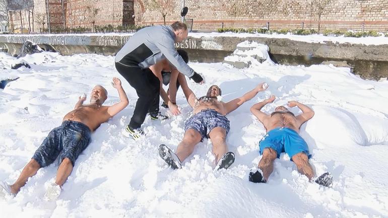 Sarayburnu Fatihleri soğuk havaya aldırmadan denize girdi