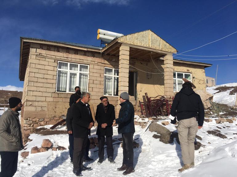 Kerpiç evde çökme; 5 kişilik aile son anda kurtuldu