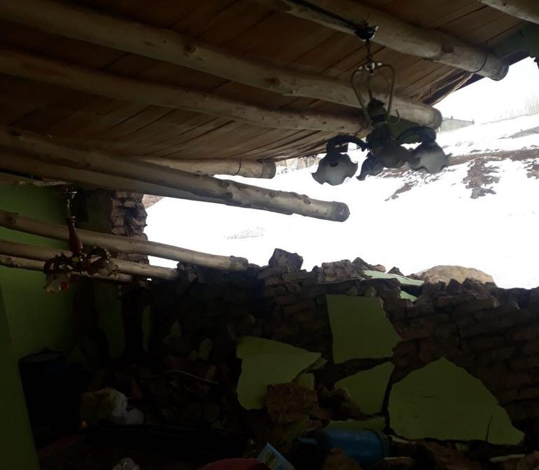 Kerpiç evde çökme; 5 kişilik aile son anda kurtuldu