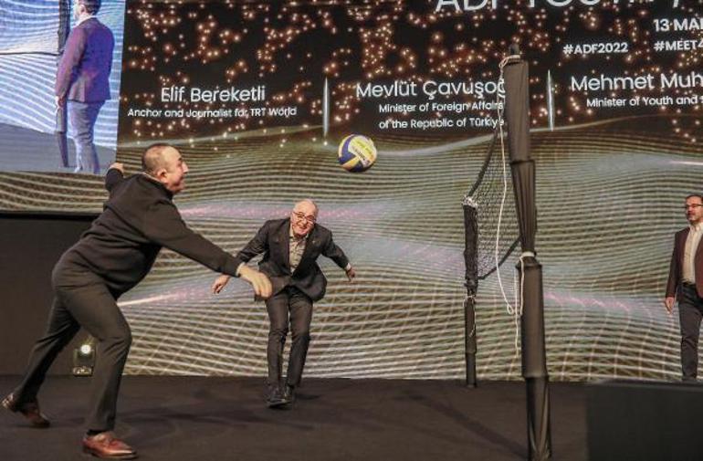 Bakanlar Çavuşoğlu ve Kasapoğlu, ADFde gençlerle buluştu