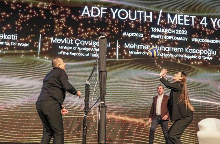 Bakanlar Çavuşoğlu ve Kasapoğlu, ADFde gençlerle buluştu