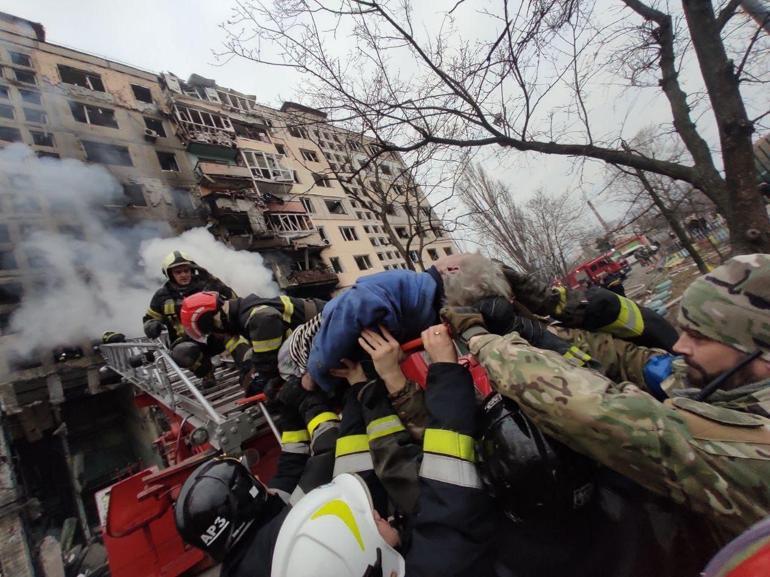 Rus birlikleri Kiev’de bir apartmanı vurdu: 2 ölü, 12 yaralı