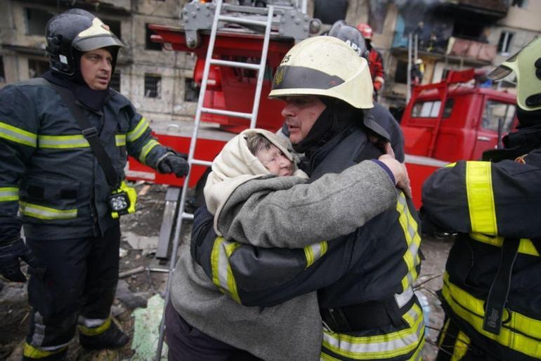 Rus birlikleri Kiev’de bir apartmanı vurdu: 2 ölü, 12 yaralı