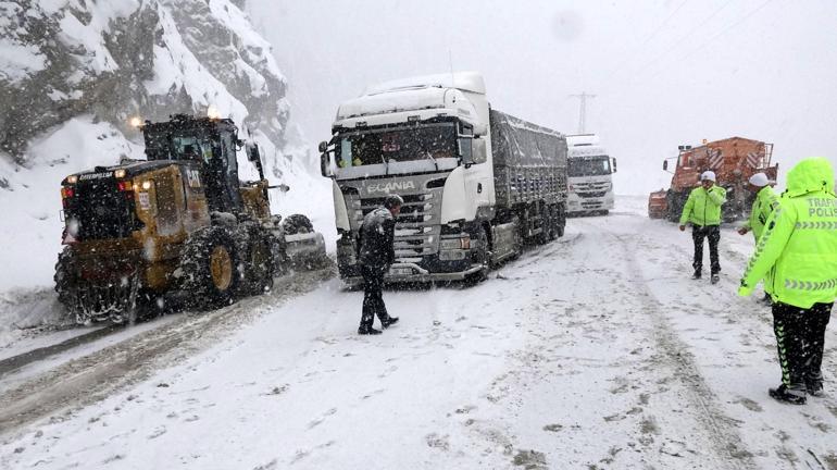 Zigana Geçidinde kar ve tipi ulaşımı aksatıyor