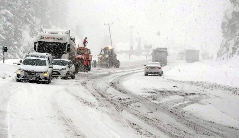 Zigana Geçidinde kar ve tipi ulaşımı aksatıyor