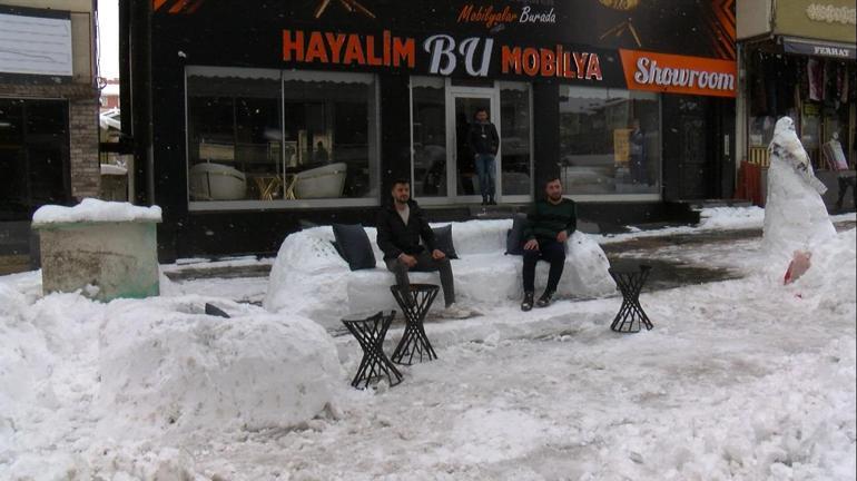 Muşlu mobilyacı, kardan koltuk takımı yaptı