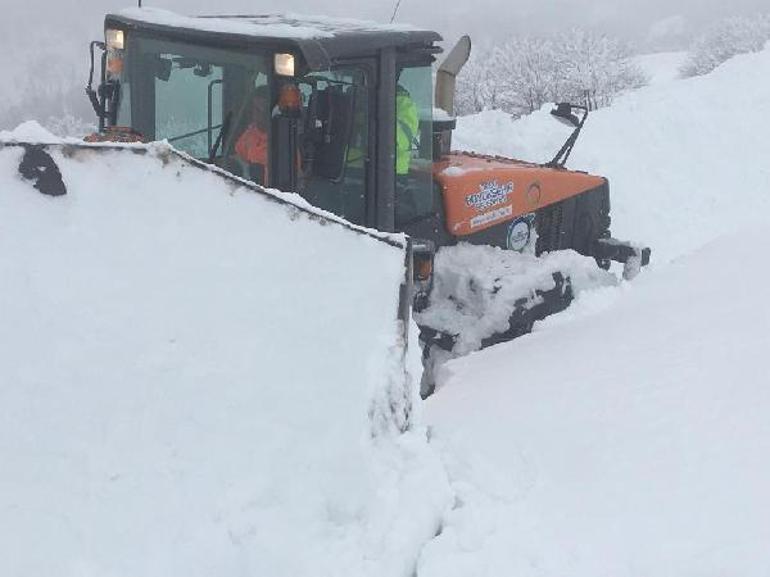 Doğu Karadenizde 448 yerleşim yerinin yolu kardan kapalı