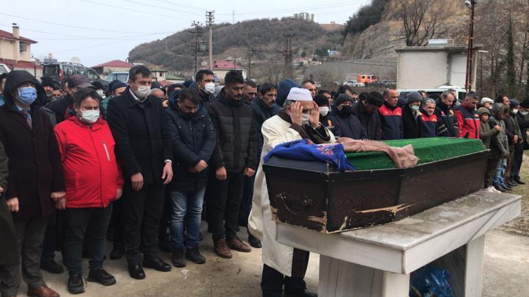 İtfaiye amirinin yangında ölen annesi toprağa verildi