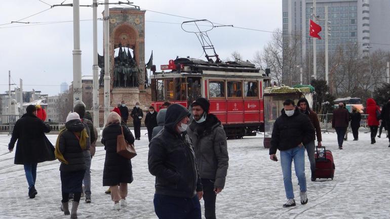 Taksim’de kar