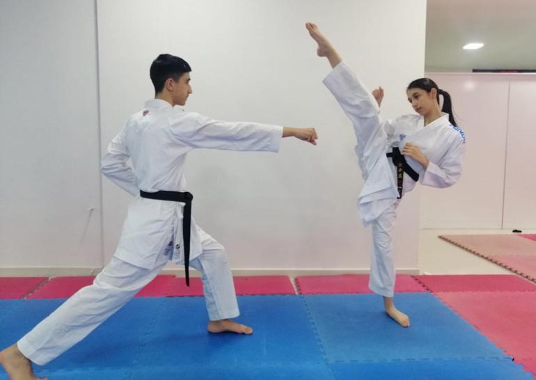 Kickbokscu babanın karateci çocukları madalyaya doymuyor