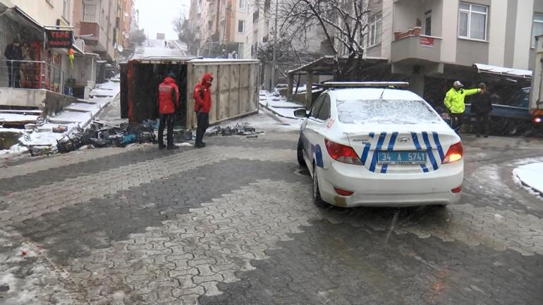 Ataşehirde kayganlaşan yolda sebze yüklü kamyonet devrildi