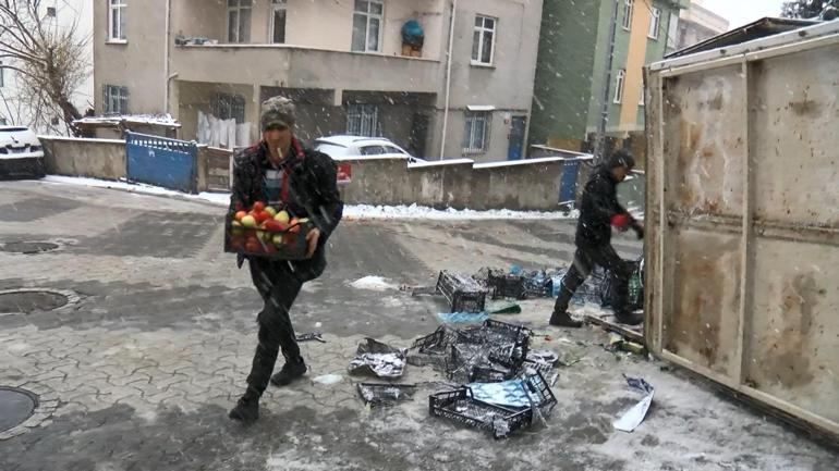 Ataşehirde kayganlaşan yolda sebze yüklü kamyonet devrildi