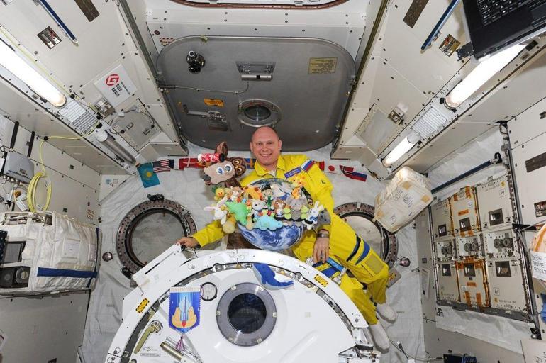 Rus kozmonotların Ukrayna Bayrağı renklerindeki kıyafetleri tartışma konusu oldu