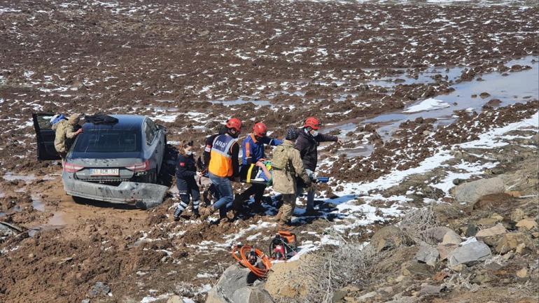 Otomobil çamura saplandı, yaralı sürücü bata çıka taşındı