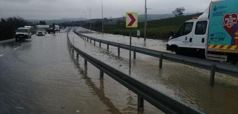Büyükçekmecede İSKİ borusu patladı; yollar göle döndü