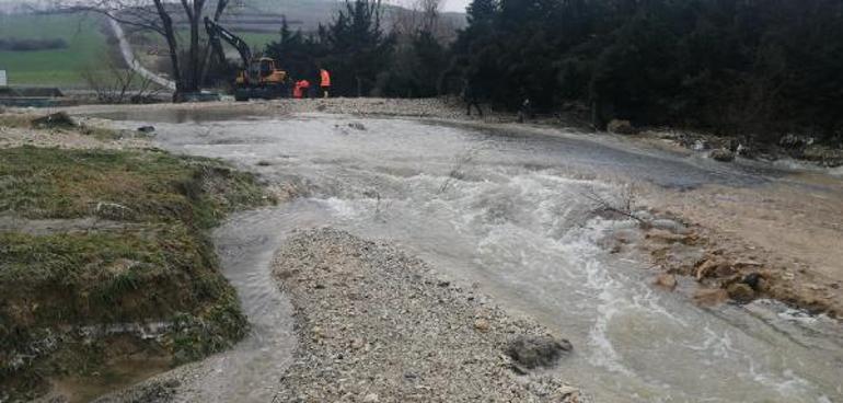 Büyükçekmecede İSKİ borusu patladı; yollar göle döndü