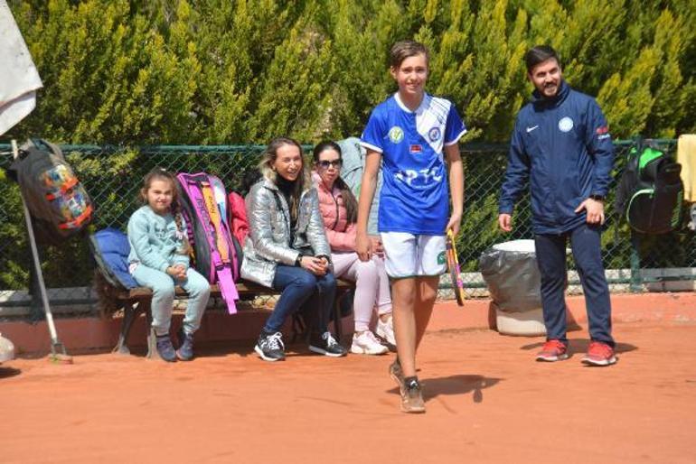 Ukrayna’dan kaçan 14 yaşındaki tenisçi, spora Adana’da devam edecek