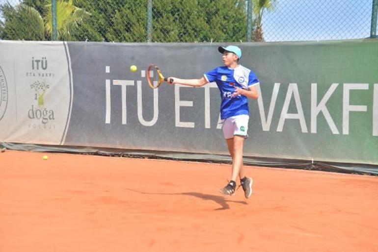 Ukrayna’dan kaçan 14 yaşındaki tenisçi, spora Adana’da devam edecek