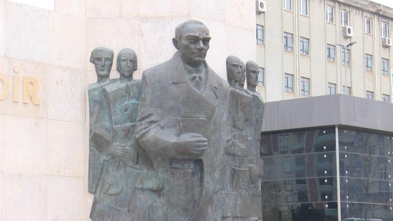 Bağcılar Meydanındaki Atatürk Anıtında benzerlik tartışması