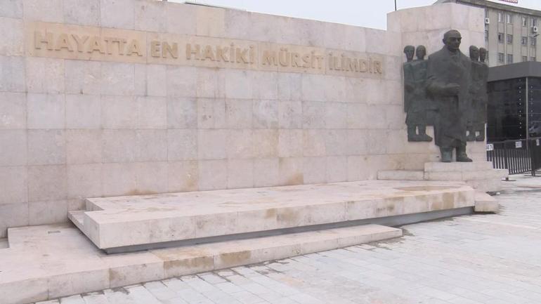 Bağcılar Meydanındaki Atatürk Anıtında benzerlik tartışması
