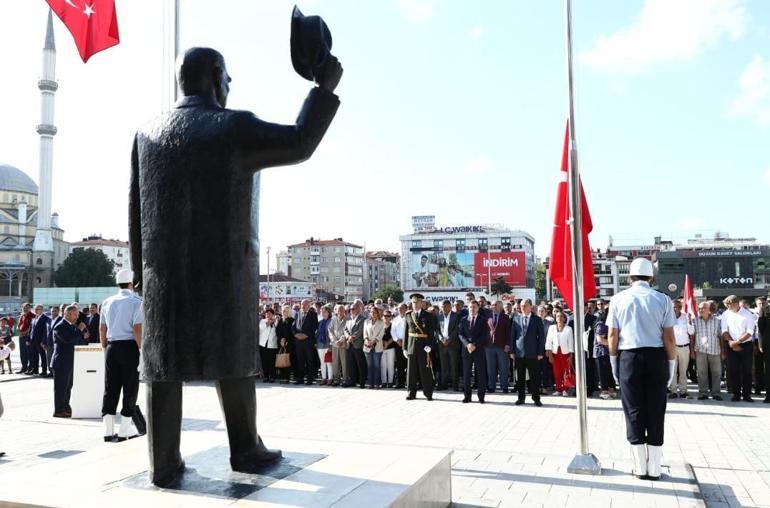 Bağcılar Meydanındaki Atatürk Anıtında benzerlik tartışması