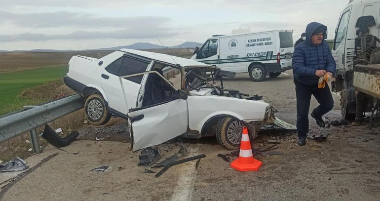 Taksi ile otomobil kafa kafaya çarpıştı: 1 ölü, 2 yaralı