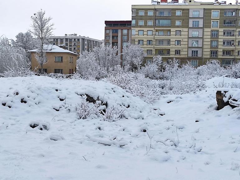 Vanda 325 yerleşim yerinin yolu kardan kapalı