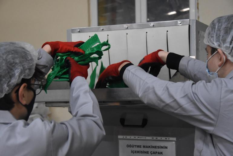 Lise öğrencileri, her gün 6 bin plastik bidon üretiyor