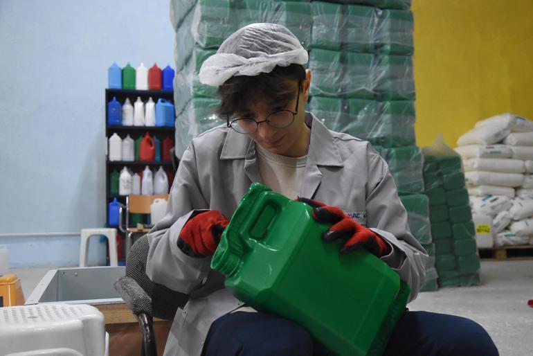 Lise öğrencileri, her gün 6 bin plastik bidon üretiyor