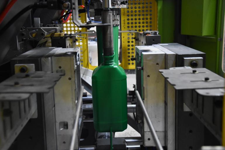 Lise öğrencileri, her gün 6 bin plastik bidon üretiyor