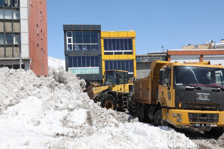 Başkalede 50 kamyon kar, ilçe dışına taşındı