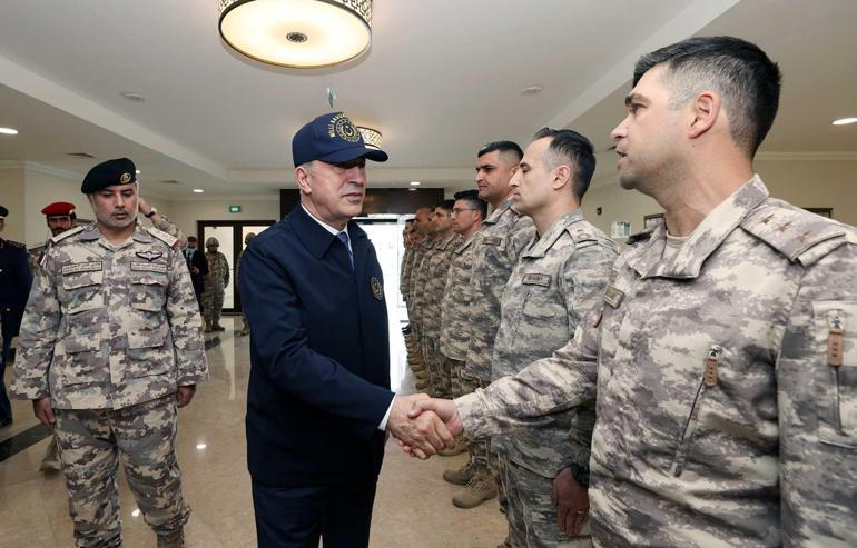 Bakan Akar, Katarda görevli Mehmetçik ile bir araya geldi