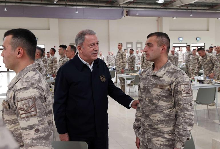 Bakan Akar, Katarda görevli Mehmetçik ile bir araya geldi