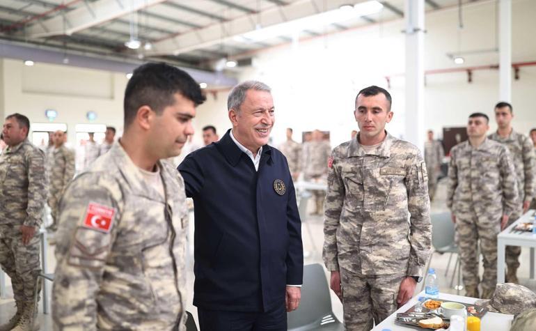 Bakan Akar, Katarda görevli Mehmetçik ile bir araya geldi