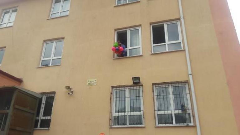 Yeni hayatının her yıl dönümünde çocukları sevindiriyor