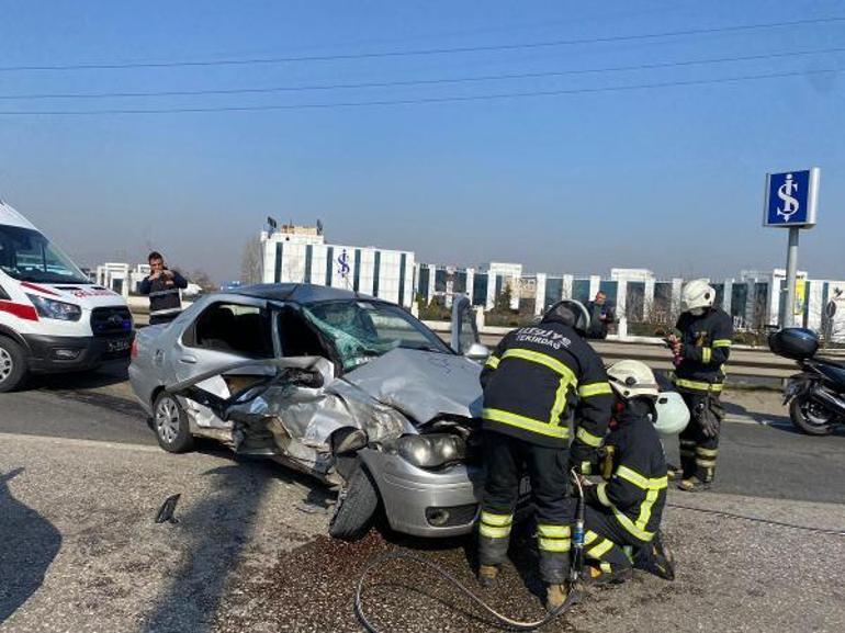Hatalı dönüş yapan otomobil minibüsle çarpıştı; sürücü yaralandı, oğlu öldü
