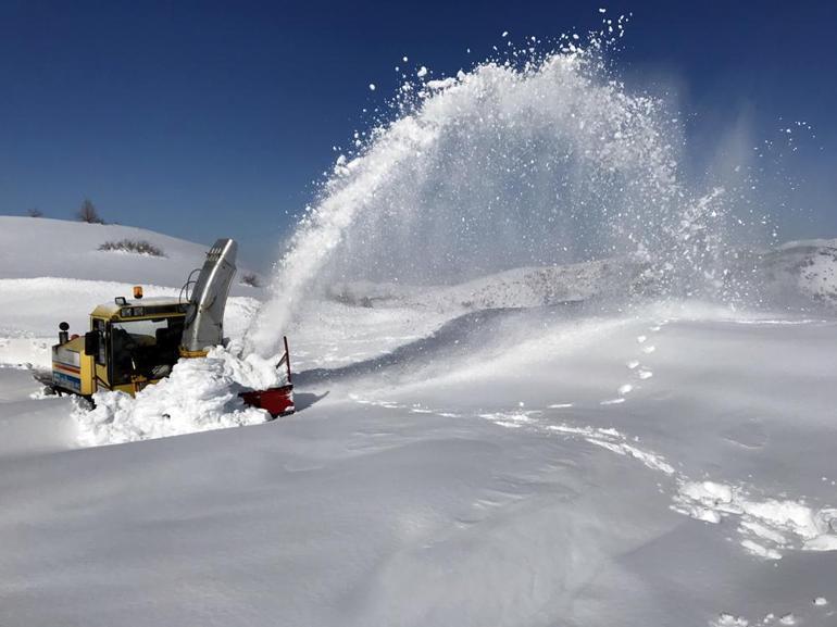 15 kilometrelik yolu 72 saatte temizleyebildiler