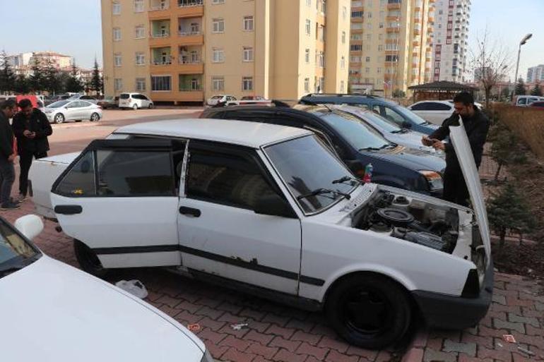 Çaldıkları otomobilin jantlarını boyarken yakalandılar